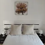 Terraza Del Sol Con Piscina En *